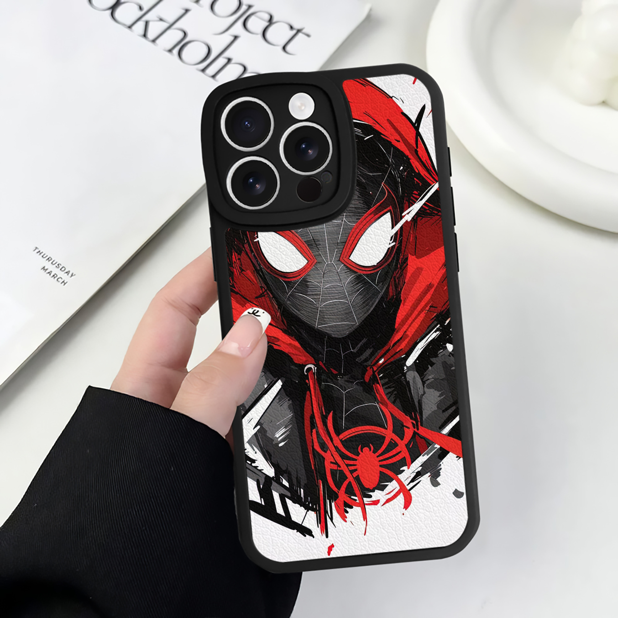 （画像用） Spider Man スパイダーマン 【iPhone 16シリーズ対応】シリコンスマホケース（レザー調） 材質：シリコン
